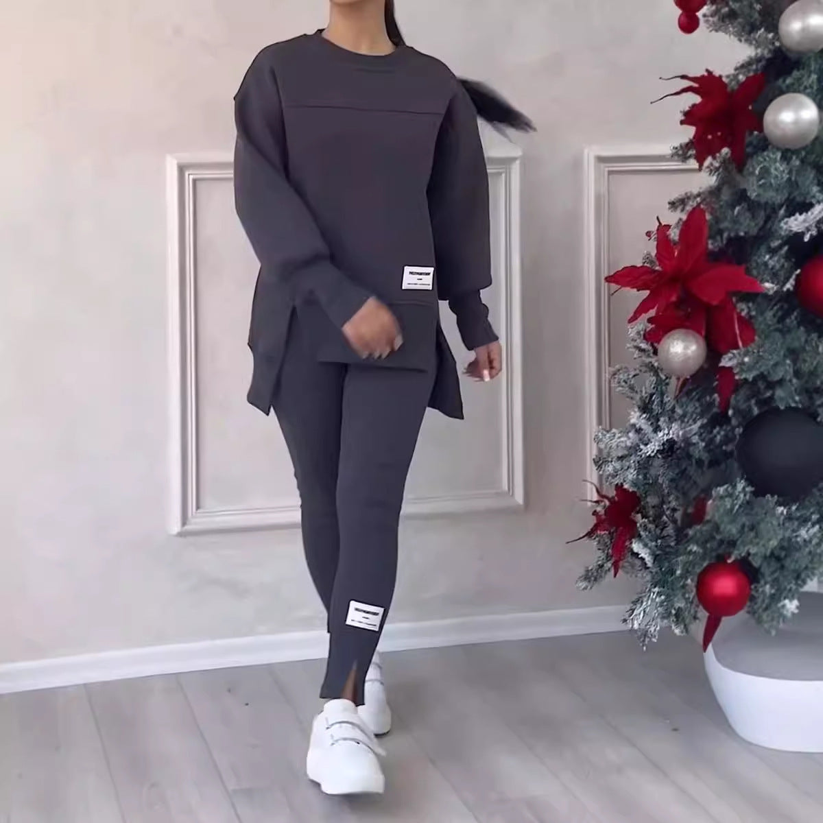 Egy hosszú ujjú, mintás pulóverből és leggingsből álló, szabálytalan szett.