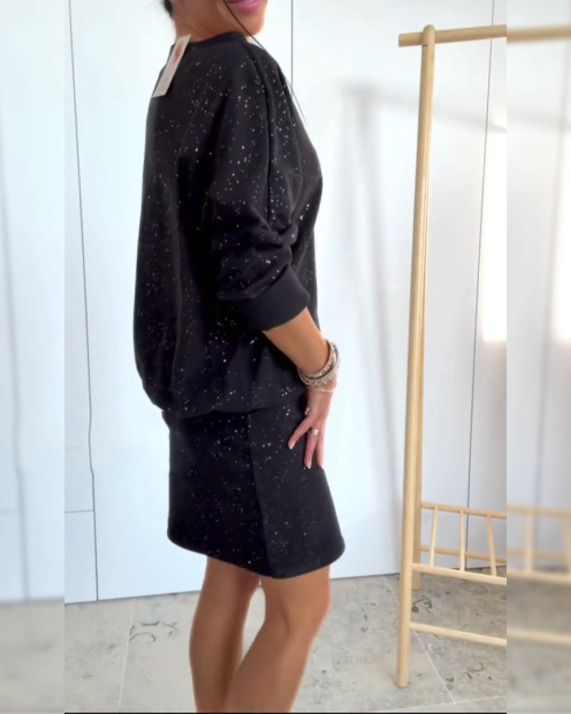 Kerek nyakkivágású és finom brokáttal ellátott ruha