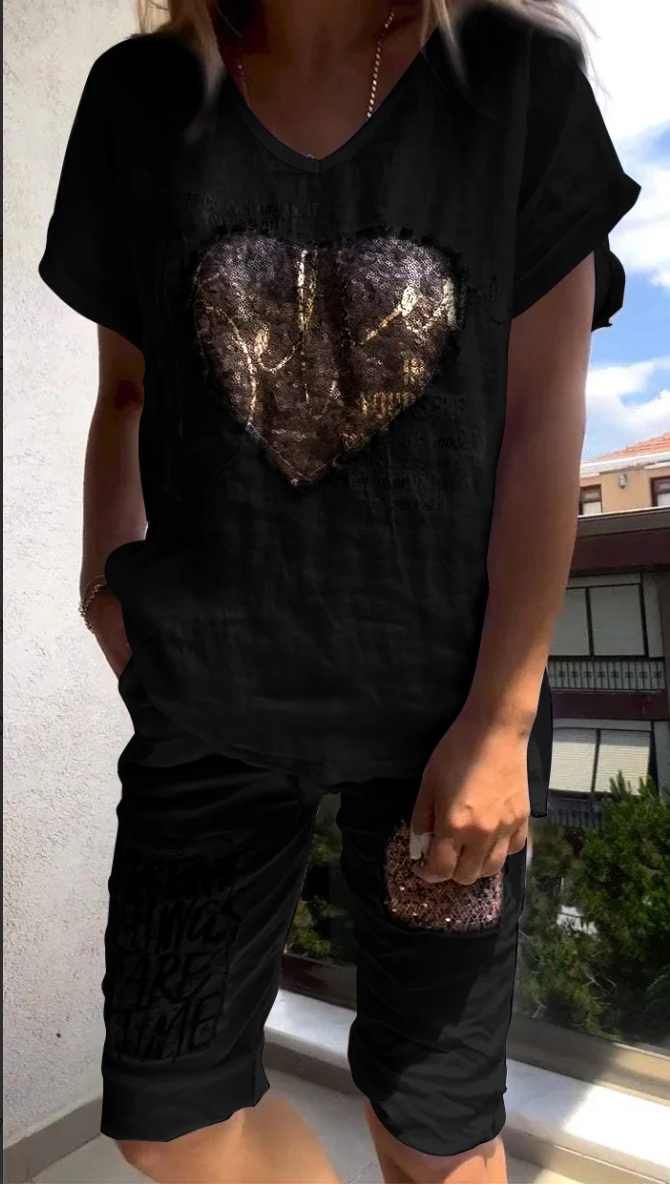 Lezser kétrészes öltöny V-nyakkal és arany dombornyomással