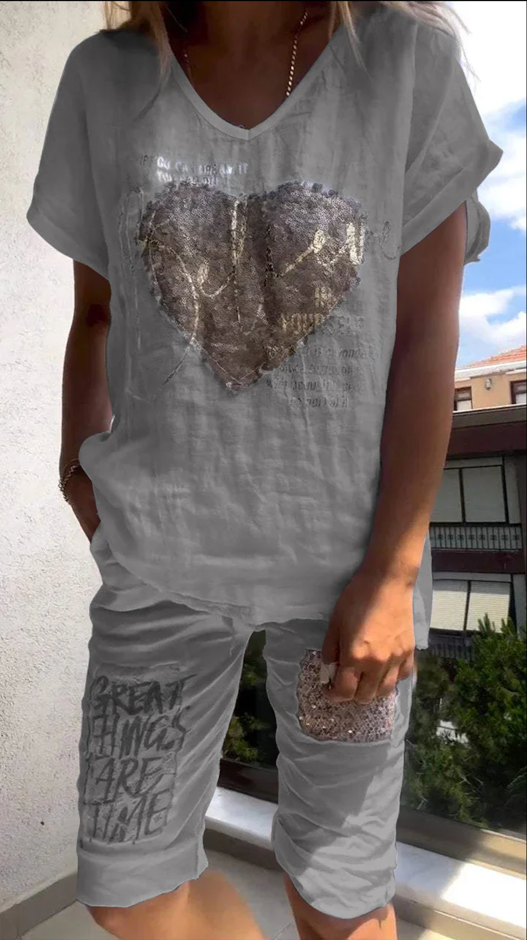 Lezser kétrészes öltöny V-nyakkal és arany dombornyomással