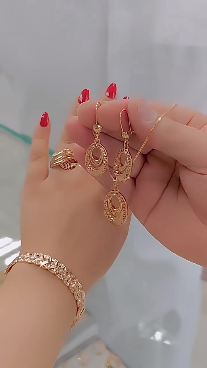 Egy stílusos és sokoldalú szett, amely három darabból áll: egy karkötőből, egy gyűrűből és egy nyakláncból.