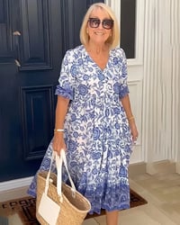 Mintás ruha V-nyakkal, elegáns és stílusos