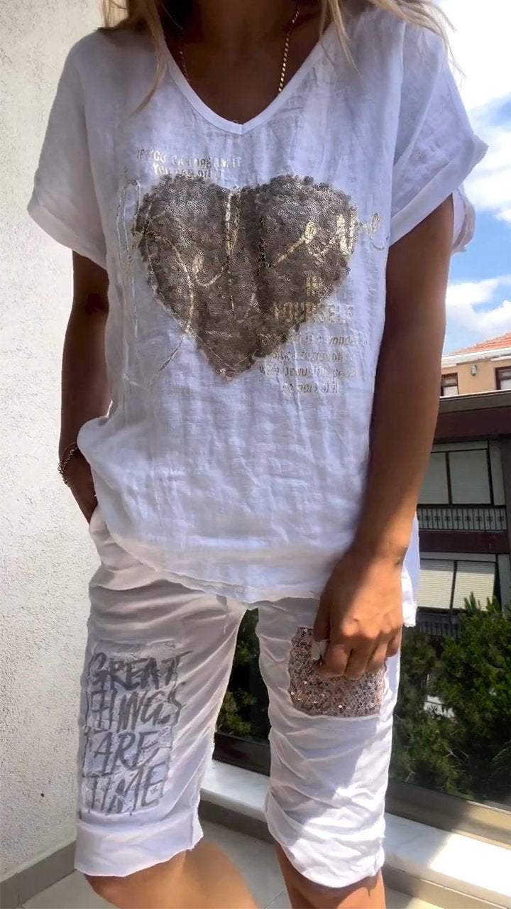 Lezser kétrészes öltöny V-nyakkal és arany dombornyomással