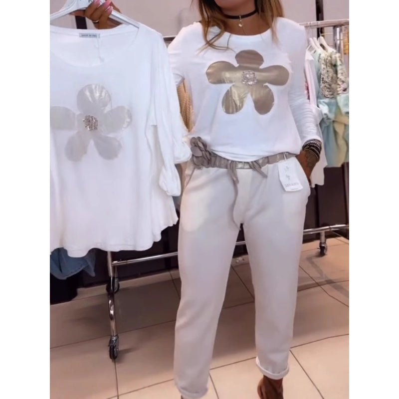 Női felső virágmintával és nyakkivágással